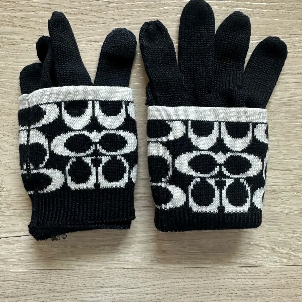 COACH 100% Merino Wool Signature Knit Touch Gloves F86026 Black Pale Gray